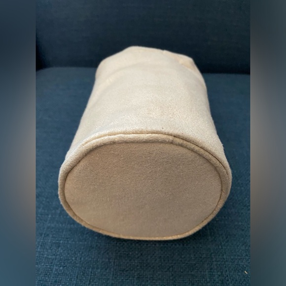 NWOT Bvlgari Travel Makeup Toiletries Organizer Drawstring Cream Cloth Gold Bag - Picture 6 of 11